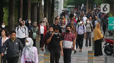 Sejumlah pekerja mengenakan masker melintas saat jam pulang kerja di kawasan Sudirman, Jakarta, Rabu (16/8/2023). (Liputan6.com/Angga Yuniar)