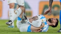 Sang juara dunia itu takluk 1-2 dari tuan rumah Paraguay. Lionel Messi yang dijaga ketat bek lawan tampak kesulitan menembut tembok pertahanan tuan rumah. (AP Photo/Jorge Saenz)