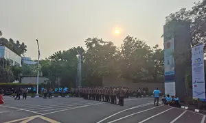 Jalan menuju belakang Gedung DPR ditutup. (Liputan6.com/ Rifqy Alief Abiyya).