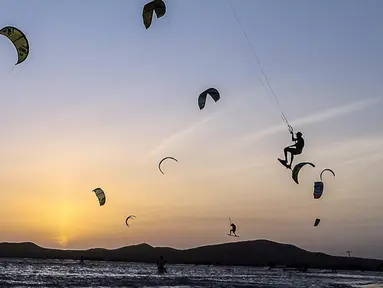 Marcos Sandon saat mengikuti beraksi saat kategori Free Style pada kompetisi Kitesurfing Third Kite Addict Kolombia tournamen di Cabo de la Vela, Guajira Departmen, Kolombia, (4/7/2016). (AFP/Joaquin Sarmiento)