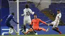 Kiper Real Madrid, Thibaut Courtois menyelamatkan bola tendangan gelandang Chelsea, N'Golo Kante pada pertandingan leg kedua semifinal Liga Champions di di Stamford Bridge di London, Kamis (6/5/2021). Chelsea akan bertemu Manchester City di babak final. (AP Photo/Alastair Grant)