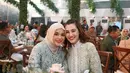 Bisa jadi inspirasi tampilan untuk kondangan maupun acara penting lainnya, bagaimana menurutmu penampilan Aurel satu ini, Sahabat FIMELA?  [@aurelie.hermansyah].
