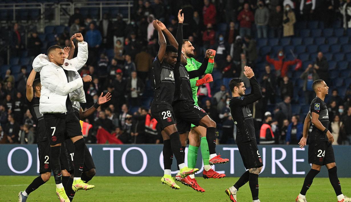 Skor 2-1 bertahan hingga laga usai. Dengan kemenangan ini PSG kukuh di puncak klasemen sementara Ligue 1 2021/2022 dengan koleksi 27 poin. Mereka unggul 9 poin dari Lens di posisi kedua yang belum bertanding. Angers sendiri menghuni peringkat ke-4 dengan 16 poin. (AFP/Anne-Christine Poujoulat)