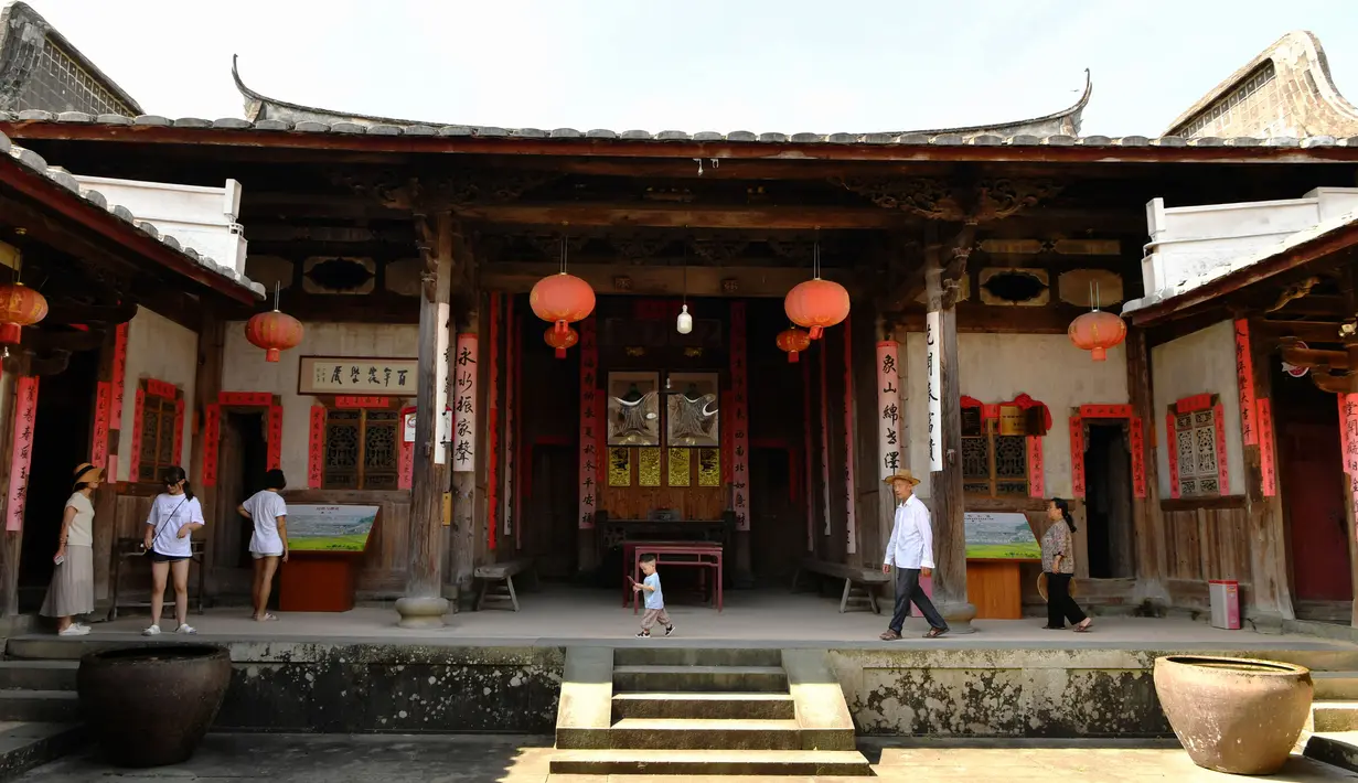 Sejumlah turis mengunjungi Aijing Zhuang, sebuah desa bersejarah yang dikelilingi benteng, di Tongan, Wilayah Yongtai, Provinsi Fujian, China, 19 Juli 2020. Beragam kebijakan telah diterapkan guna melestarikan desa-desa bersejarah di Wilayah Yongtai. (Xinhua/Wei Peiquan)