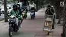 Sejumlah pengendara sepeda motor nekat menaiki jalur trotoar untuk menghindari kemacetan di Jalan Casablanca, Jakarta, Senin (8/1). Aksi tersebut dapat membahayakan keselamatan para pejalan kaki. (Liputan6.com/Arya Manggala Nuswantoro)