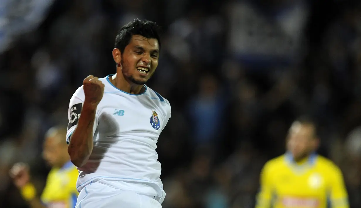 Melihat penampilannya yang gemilang, FC Porto kemudian melirik Jesus Corona untuk hijrah dan bermain di Liga Portugal dan bergabung pada tahun 2015 dengan biaya transfer Rp 177 Miliar. (Foto: AP/Paulo Duarte)