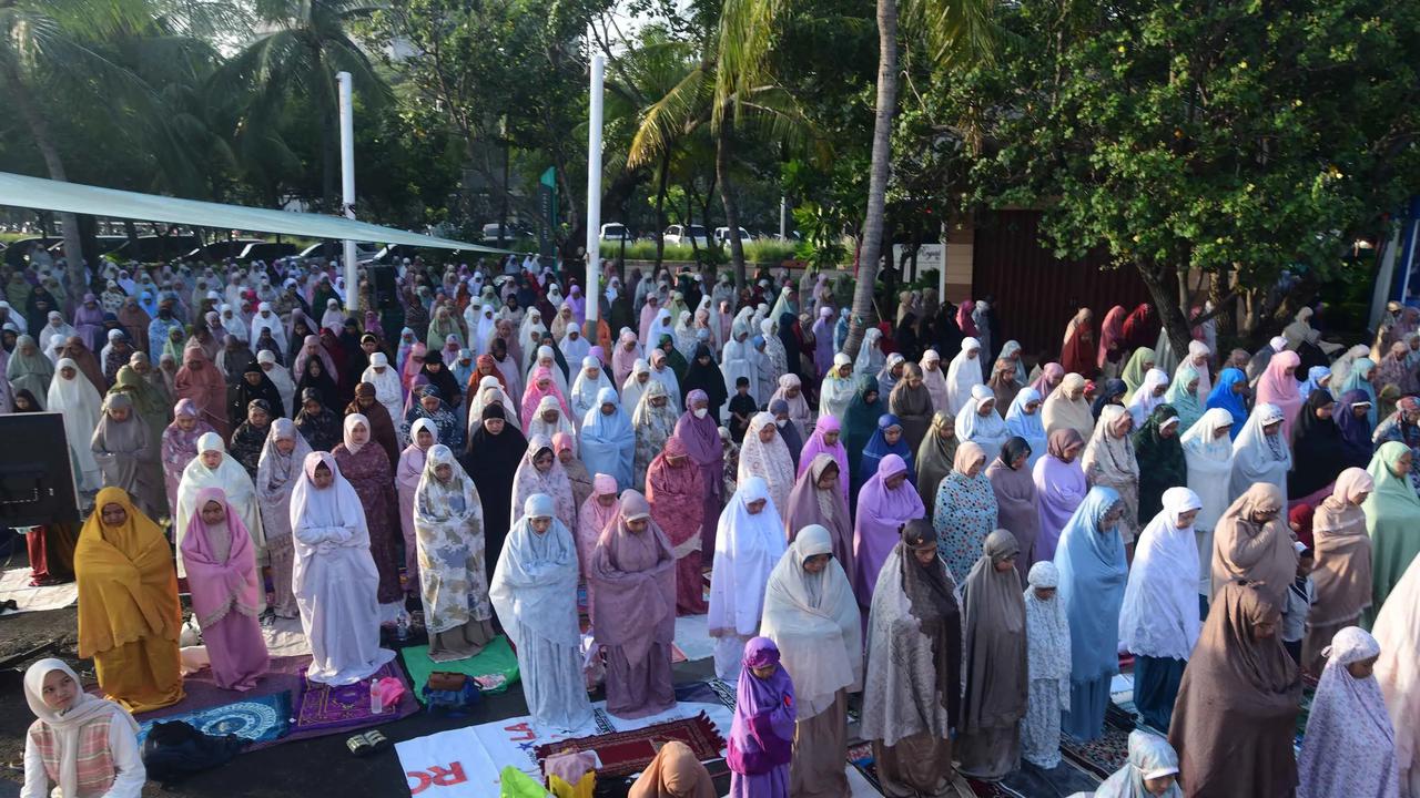 FOTO: Shalat Iduladha di Tepi Pantai Ancol Berlangsung Khidmat