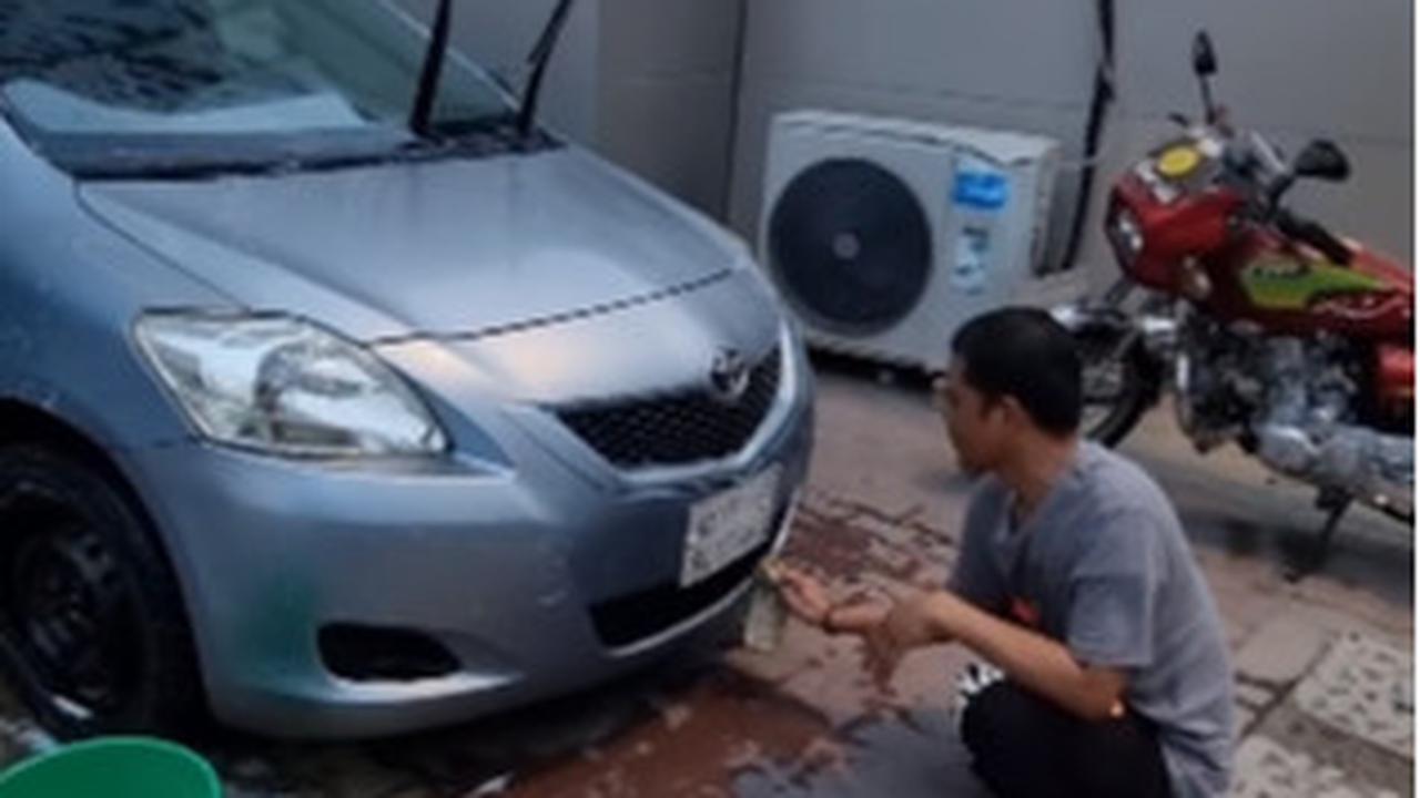Jika dihitung per mobil, maka pendapatannya pun juga disebut fantastis. Ada pendapatan Rp400 ribu untuk mencuci satu mobil.