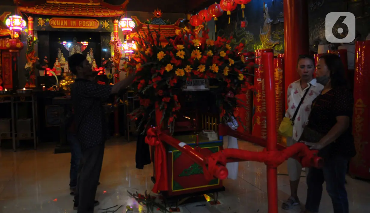 Warga keturunan Tionghoa menghias tandu dewa (Joli) jelang perayaan Cap Go Meh di Klenteng Hok Lay Kiong Bekasi, Jawa Barat, Sabtu (4/2/2023). Perayaan Cap Go Meh akan digelar dengan pawai atraksi barongsai, patung dewa, hingga naga-naga dengan rute pawai itu dari Jalan Mayor Oking-Lampu Merah Kartini-Juanda-Agus Salim-Jalan Perjuangan-Juanda dan kembali lagi ke Jalan Mayor Oking. (merdeka.com/Imam Buhori)