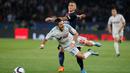Pemain PSG Marco Verratti (belakang) berebut bola dengan pemain Olympique Marseille Remy Cabella dalam lanjutan Liga 1 Perancis di Parc des Princes stadium,Paris, Minggu (04/10/2015). PSG menang 2-1.  (EPA/Ian Langsdon)