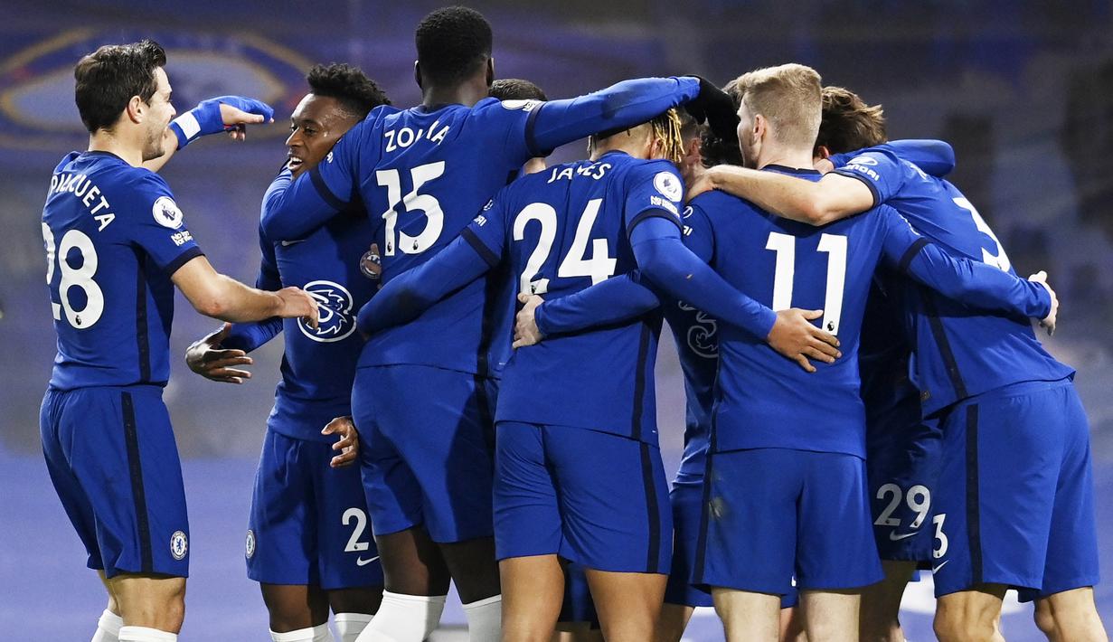 Para pemain Chelsea melakukan selebrasi usai pemain Everton, Ben Godfrey, melakukan gol bunuh diri pada laga Liga Inggris di Stadion Stamford Bridge, Senin (8/3/2021). Chelsea menang dengan skor 2-0. (Glyn Kirk/Pool via AP)