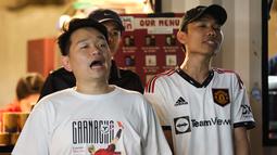 Ekspresi sejumlah pendukung MU saat acara Roaring Night antara Manchester United melawan West Ham di Pitch 98, Kemang, Jakarta, Minggu (04/02/2024) malam WIB. (Bola.com/Abdul Aziz)