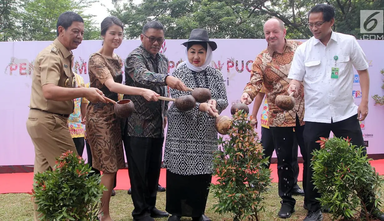 Jajaran Direksi PT. Lippo Karawaci, Kementerian LHK da management The St. Moritz Property secara simbolis menyiram 2074 pohon pucuk merah di The St. Moritz Penthouses & Residence, Jakarta, Kamis (12/9/2019). Tanaman Pucuk Merah dipilih karena hasilkan O2 dan Menyerap CO2. (Liputan6.com/HO/Jenny)
