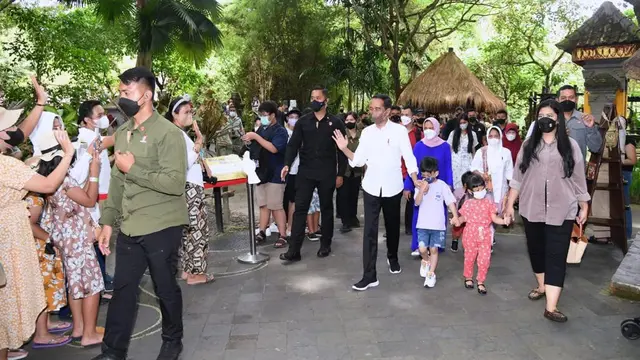 Presiden Jokowi Ajak Cucu Wisata Satwa di Bali