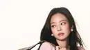 Dalam pemotretan yang dilakukan oleh David Sims, Jennie tampil dengan gaya effortless chic yang menjadi ciri khasnya. Mengenakan jaket tweed berwarna pink pastel dengan detail hitam, ia memadukannya dengan perhiasan sederhana yang tetap memancarkan kemewahan.  [Dok/CHANEL].