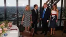 Presiden AS Donald Trump dan Melania Trump serta Presiden Prancis Emmanuel Macron dan Brigitte Macron bersiap untuk jamuan makan malam di Menara Eifel, Paris, Kamis (13/7). Kunjungan Trump ke Paris merupakan undangan Macron (Yves Herman/Pool Photo via AP)