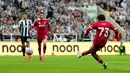 Empat menit berselang, pemain berkebangsaan Inggris tersebut berhasil mencetak gol kemenangan untuk The Reds. Ia berhasil memanfaatkan gerakan tipuan dari Dominik Szoboszlai yang seolah ingin menerima umpan dari Mohamed Salah. (AP Photo/PA/Owen Humphreys)