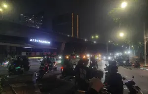 Massa Masih Berkerumun di Slipi-Petamburan hingga Dini Hari