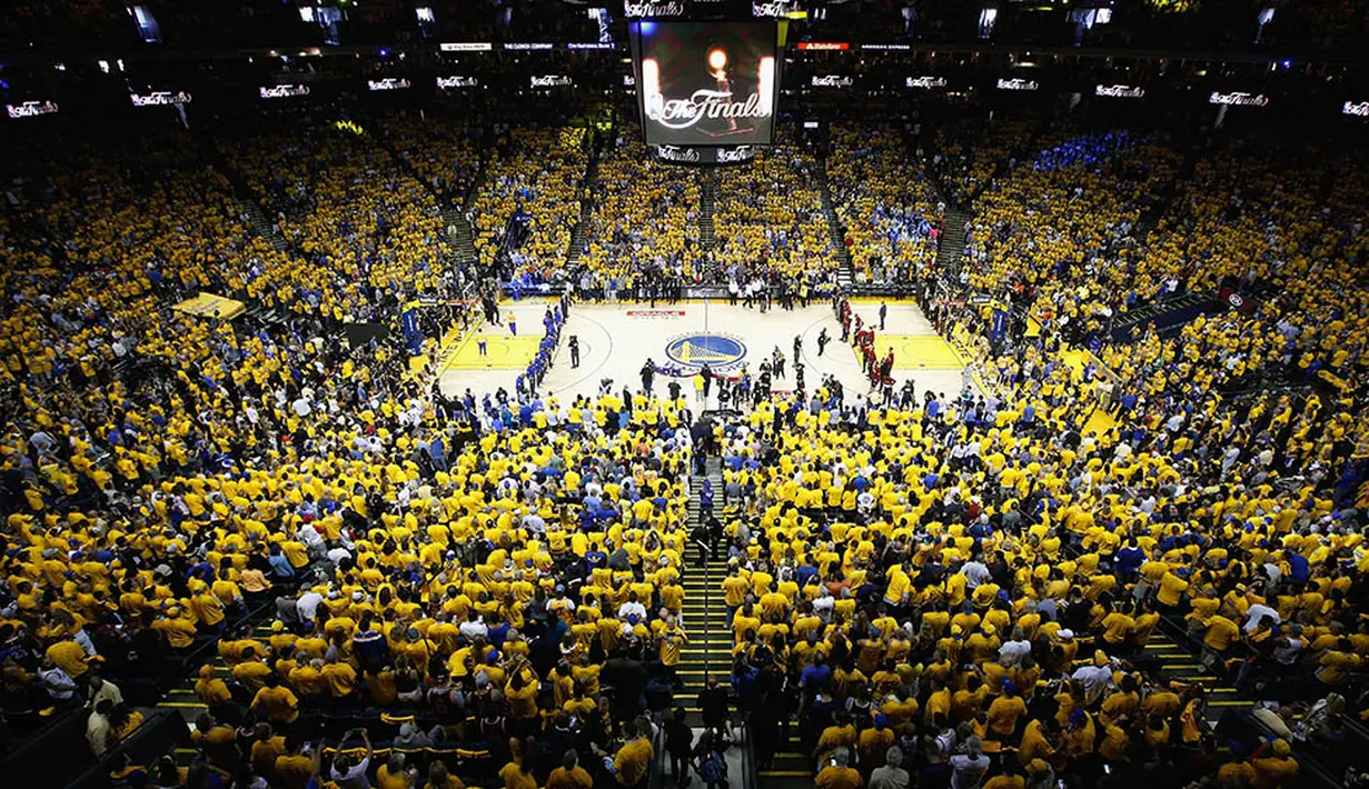 Suasana keramaian pada gim ketujuh final NBA antara Golden State Warriors melawan Cleveland Cavaliers. Laga penentu ini diadakan di Oracle Arena yang merupakan kandang dari Warriors. (AFP/Ezra Shaw)