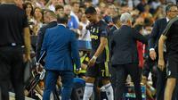 Pemain Juventus, Cristiano Ronaldo meninggalkan lapangan usai menerima kartu merah saat melawan Valencia pada matchday pertama Grup H Liga Champions, di Stadion Mestalla, Rabu (19/9). Berurai air mata dia meninggalkan Stadion Mestalla. (AP/Alberto Saiz)