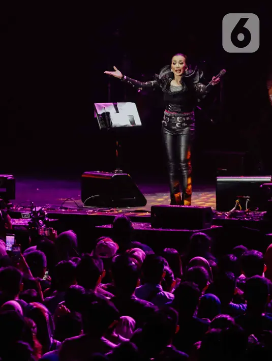 Penyanyi Reza Artamevia mengajak penonton bernyanyi saat tampil dalam festival musik Love Fest di Istora Senayan, Jakarta, Sabtu (22/2/2020). Dalam penampilannya Reza membawakan sejumlah lagu hitsnya seperti satu yang tak bisa lepas, keabadian, berharap tak berpisah. (Liputan6.com/Faizal Fanani)