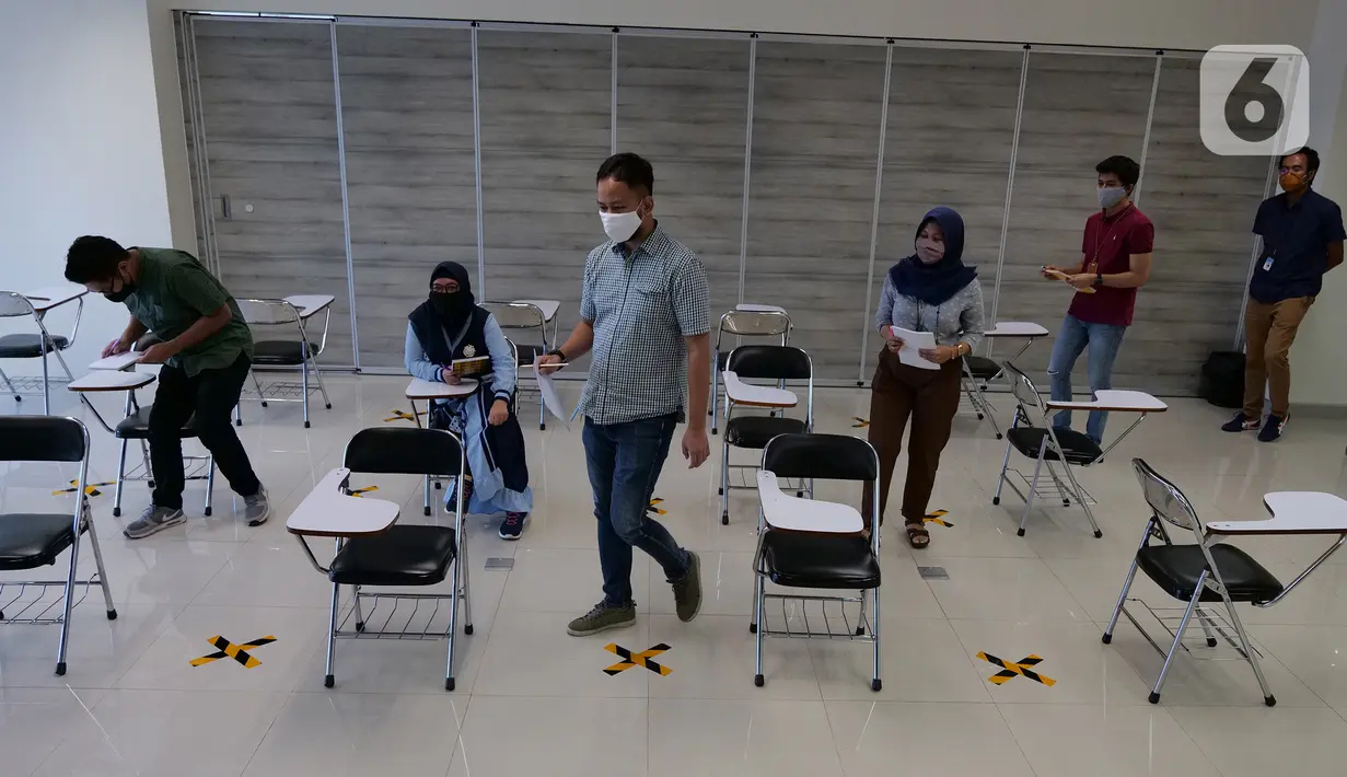 Sejumlah karyawan melakukan training di Suntory Garuda, Jakarta, Senin (8/8/2020). Perusahaan tersebut menerapkan protokol kesehatan saat hari pertama kerja di masa PSBB transisi yang diterapkan oleh Pemprov DKI Jakarta. (Liputan6.com/Herman Zakharia)