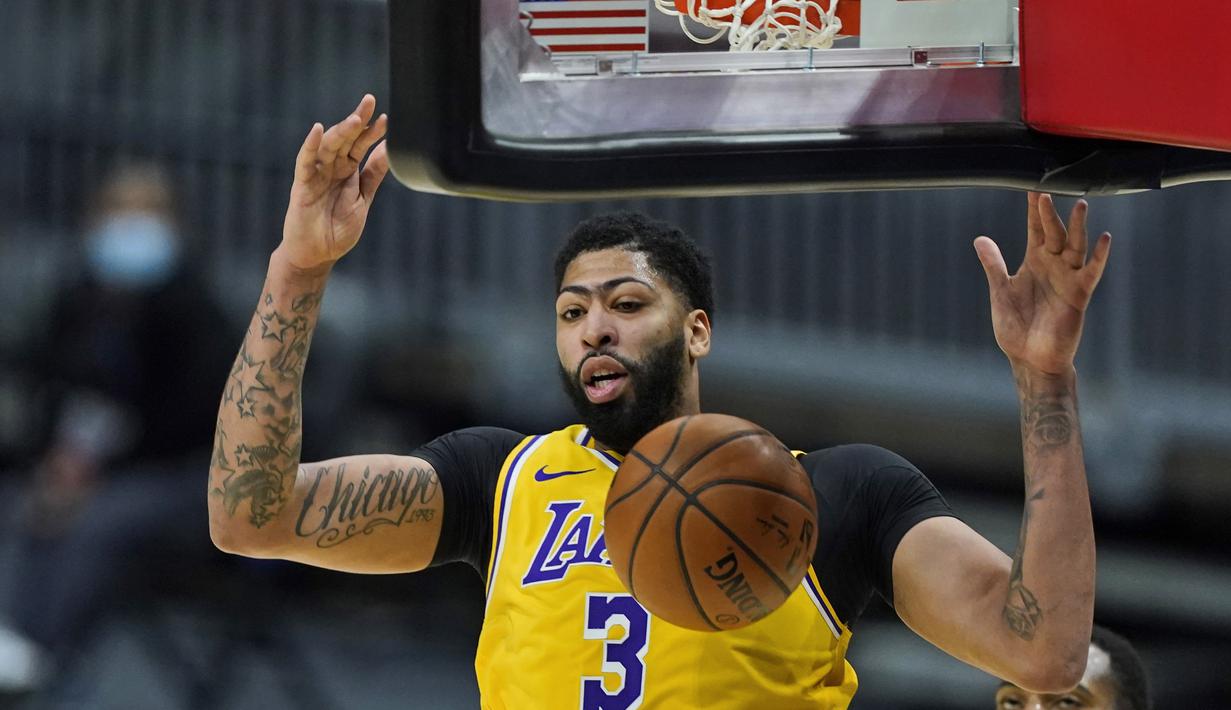 Pebasket LA Lakers, Anthony Davis memasukkan bola ke ring dalam laga lanjutan babak reguler NBA melawan Cleveland Cavaliers di Quicken Loans Arena, Selasa (26/1/2021). (Foto: AP Photo/Tony Dejak)