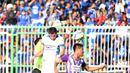 Pemain Persib Bandung, Vladimi Vujovic berduel udara dengan pemain PSGC Ciamis pada laga persahabatan turnamen Segi Tiga di Stadion Galuh, Ciamis, Minggu (10/4/2016). (Bola.com/NIcklas Hanoatubun)