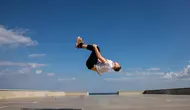 How to do a backflip for beginners. (Photo: Freepik)