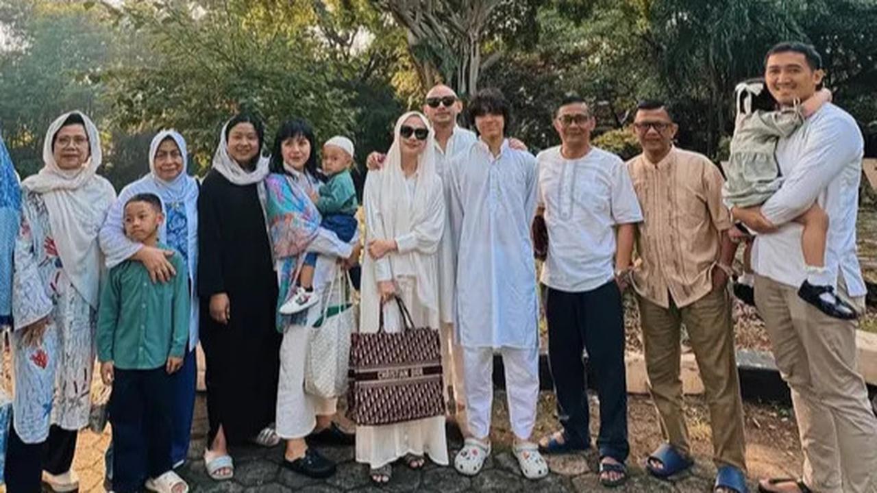 Potret Sandal Jepit Keluarga BCL saat Idul Adha 2025 jadi Sorotan, Simpel tapi Berkelas