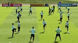 Para Pemain Portugal saat melakukan pemanasan pada sesi latihan sebelum melawan Prancis pada Ffinal Piala Eropa 2016 di Marcoussis, Paris selatan, (8/7/2016). (AFP/Francisco Leong)