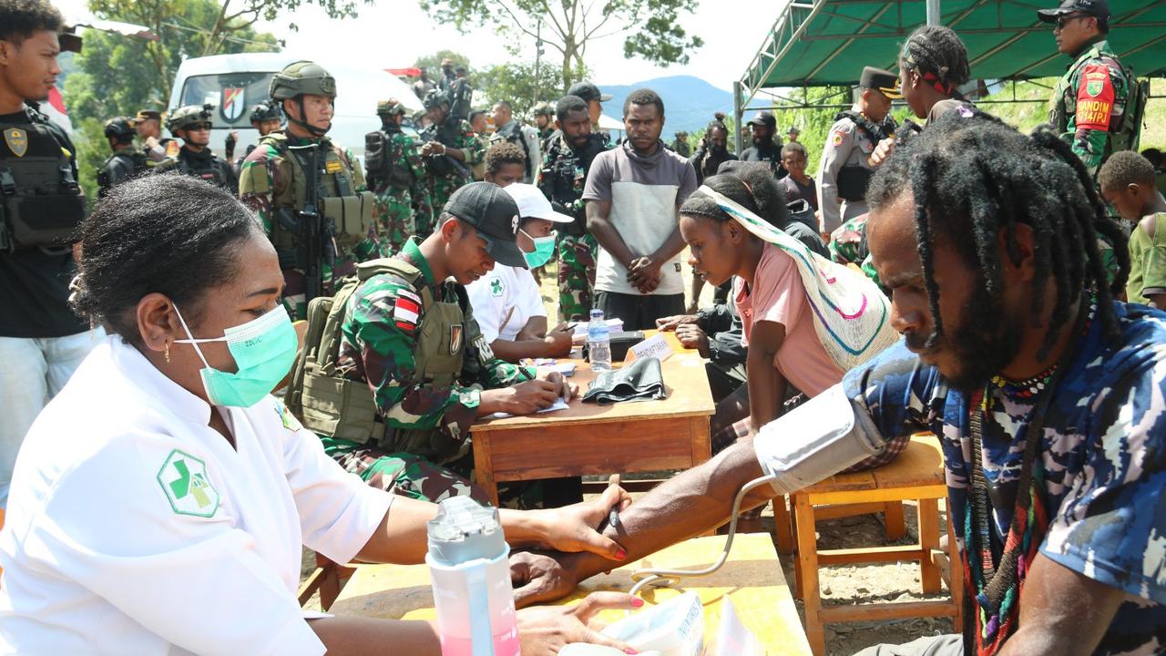 tni gelar pengobatan di puncak jaya