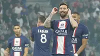 Kegembiraan Lionel Messi bersama rekan-rekannya usai mencetak gol kemenangan untuk PSG atas Lyon, Senin (19/9/2022) dini hari WIB. (AP Photo/Laurent Cipriani)