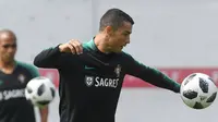 Bintang Portugal, Cristiano Ronaldo malakukan juggling saat sesi latihan tim di Kratovo, Moskow, (12/6/2018). Portugal akan mejalani laga perdana grup B melawan Spanyol. (AFP/Francisco Leong)