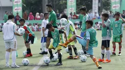 Sejumlah anak mengikuti pelatihan sepak bola bertajuk MILO Football Clinic Day di Lapangan Simprug, Jakarta, Sabtu (16/12/2017). Sebanyak 500 anak mendapatkan pelatihan dasar teknik sepak bola dari pelatih berpengalaman. (Bola.com/M Iqbal Ichsan)