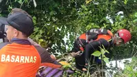 Evakuasi Wisatawan Terjatuh di Tebing Broken Beach (Dewi Divianta/Liputan6.com)