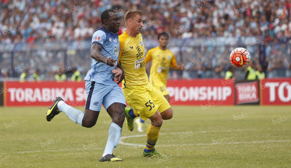 Pemain Persela Lamongan, Herman Dzumafo (kiri), berusaha melewati hadangan pemain Gresik United dalam laga Torabika Soccer Championship presented by IM3 Ooredoo di Stadion Surajaya, Lamongan, Sabtu (30/4/2016). Gresik United menang 1-0. (Bola.com/Fahrizal
