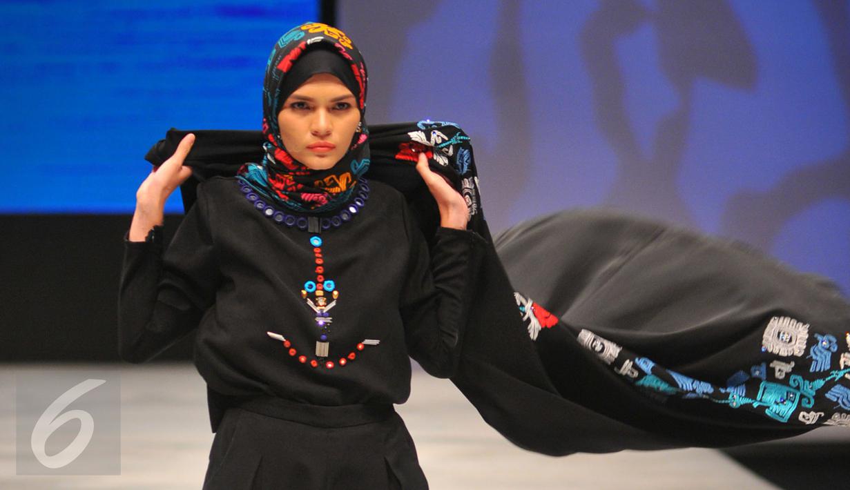 Model mengenakan busana rancangan Vivi Zubedi pada Indonesia Fashion Week (IFW) 2016 di JCC Senayan, Jakarta, Jum'at, (11/03). Dengan menggunakan kain tenun, Vivi ingin mengenalkan budaya Indonesia ke dunia Internasional. (Liputan6.com/Faisal R Syam)