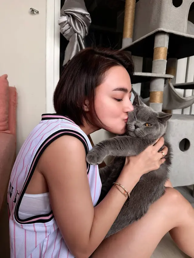 Model Baju Santai Wika Salim saat di Rumah