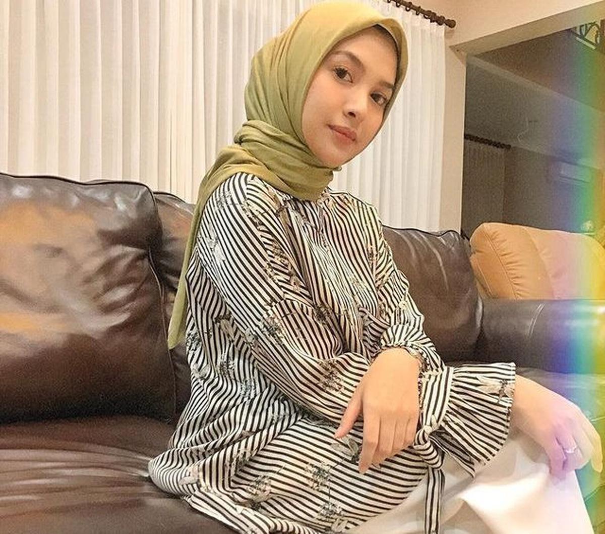 Jika di sinetron Alisia Rininta sering tampil dengan rambut panjang yang terurai, begini penampilannya saat berhijab. Sosoknya&nbsp;makin cantik dan anggun dalam balutan hijab.