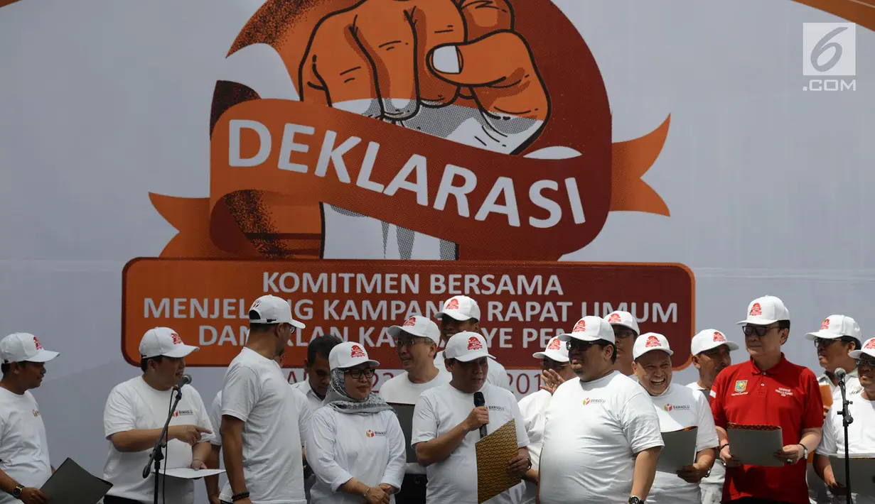 Mendagri Tjahjo Kumolo, Bawaslu, dan perwakilan TKN serta BPN dalam deklarasi komitmen bersama menjelang kampanye rapat umum dan iklan kampanye Pemilu 2019 di kantor Bawaslu RI, Jakarta, Sabtu (23/3). (merdeka.com/Imam Buhori)