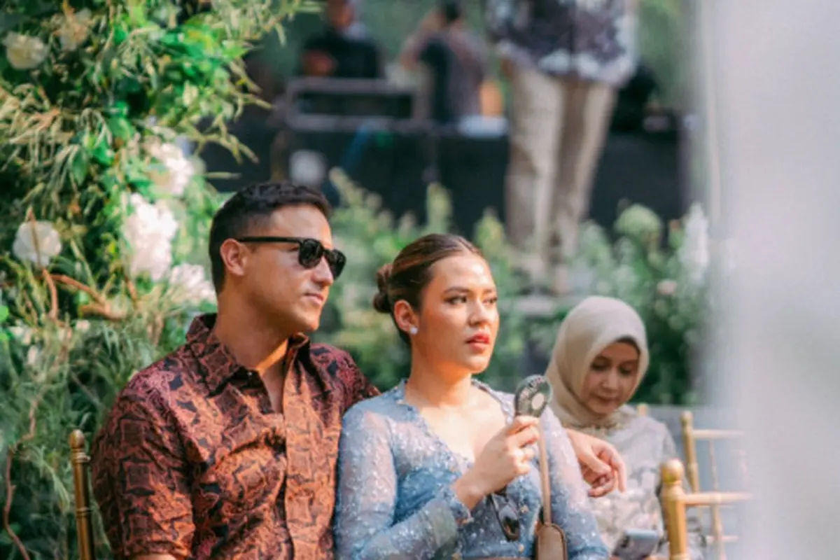 Raisa Andriana Tampilkan Pesona Ayu dengan Kebaya Bali dan Songket di Pernikahan Debi Sagita dan Marco Ivanos