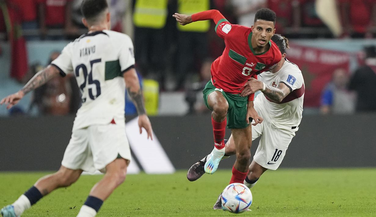 Azzedine Ounahi. Gelandang tengah berusia 22 tahun milik klub Ligue-1 Angers SCO ini tampil apik saat membawa Timnas Maroko menembus semifinal di Piala Dunia 2022. Menjadi pilihan utama, ia selalu tampil dalam 7 laga hingga membawa Maroko finis di posisi keempat. Leicester City menjadi klub terdepan dalam perburuan pemain yang dipatok harga senilai 39 juta poundsterling ini. (AP Photo/Martin Meissner)