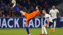 Pemain Belanda, Davy Proepper (kiri) menjangkau bola saat diadang pemain Inggris, Jordan Henderson pada laga uji coba di Amsterdam Arena, Amsterdam, (23/3/2017). Inggris menang 1-0. (AP/Peter Dejong)