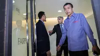 Plt Ketua Umum PSSI, Hinca Panjaitan (kanan) bersama  Sekretaris Jenderal, Aswan Karim (kiri) usai mengadakan pertemuan dengan perwakilan FIFA, Primo Corvaro, di Kantor PSSI, Jakarta, Senin (20/6/2016). (Bola.com/Vitalis Yogi Trisna)