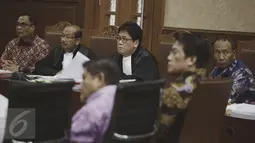 Tim kuasa hukum menyimak jalannya sidang lanjutan kasus korupsi pengadaan e-KTP di pengadilan Tipikor, Jakarta (10/4). Pihak KPK mengatakan ada delapan orang akan memberikan keterangan untuk terdakwa Irman dan Sugiharto. (Liputan6.com/Helmi Afandi)