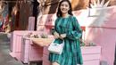 Saat mengunjungi restoran Pietro Nolita,  Febby mengenaka mini dress lengan panjang dengan siluet A-Line serta motif plaid seharga Rp7,9 jutaan yang memberikan kesan retro pada tampilannya. Dipadukan flatshoes hitam clubhouse espadrilles seharga Rp3,3 jutaan. Ia juga membawa tas sam icon mini hobo bag dalam warna true white ini seharga Rp7,3 jutaan. credit: Kate Spade