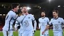 Gelandang Chelsea, Jorginho (kedua dari kiri) melakukan selebrasi bersama rekan setim usai mencetak gol kedua timnya ke gawang Sheffield United dalam laga lanjutan Liga Inggris 2020/21 pekan ke-23 di Bramall Lane, Minggu (7/2/2021). Chelsea menang 2-1 atas Sheffield United. (AFP/Oli Scarff/Pool)