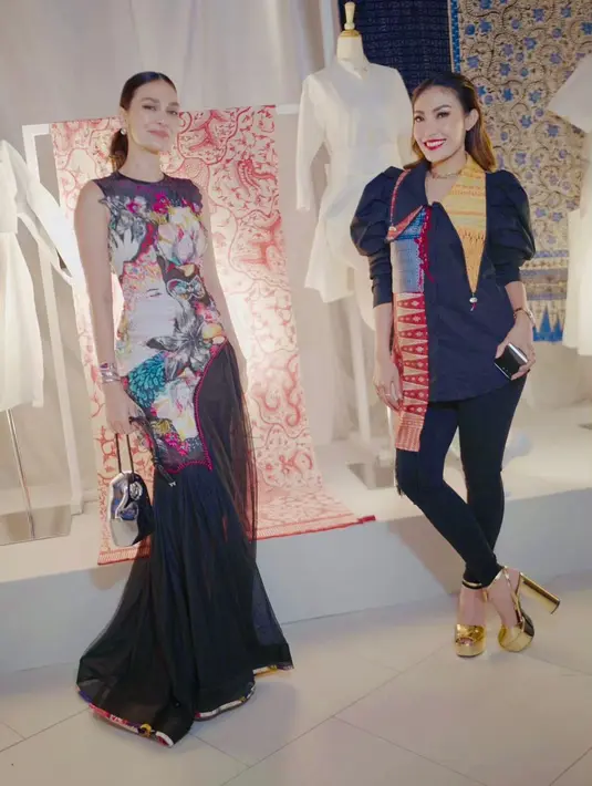Hadir juga Ayu Dewi yang tampil lebih kasual mengenakan puff sleeve top yang tampak terbuat dari potongan kain perca berupa tenun dan songket. Penampilannya dipadukan dengan long pants hitam dan heels emas.  [Instagram/lunamaya]