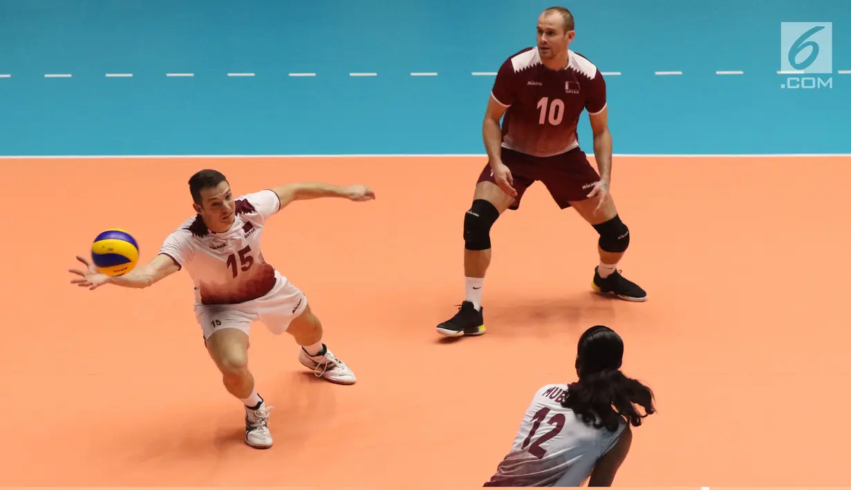 Pevoli putra Qatar, Llija Ivovic mencoba menahan bola saat melawan Kazakhstan di Kejuaraan Voli Asia 2017 ke-16 di GOR Tri Dharma, Gresik, Senin (24/7). Kazakhstan unggul 18-25, 20-25, 26-24, 25-19, dan 15-10. (Liputan6.com/Helmi Fithriansyah)